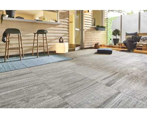 Terrasse avec carrelage gris, tabourets de bar et bardage en bois