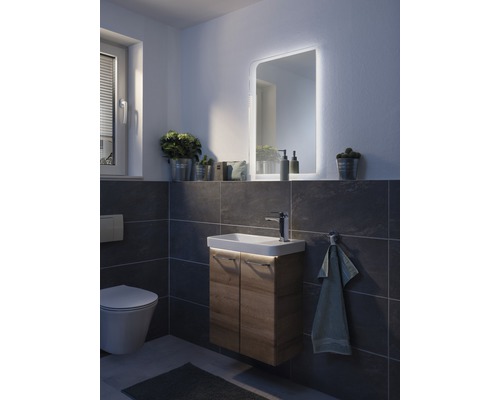 Modernes Badezimmer mit Waschbeckenunterschrank, Spiegel mit Beleuchtung und Toilette