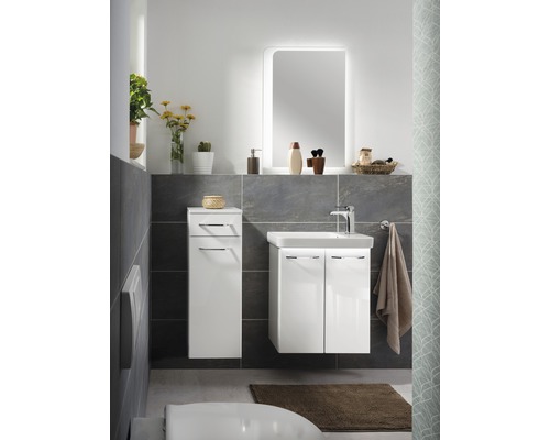 Badezimmer mit Waschbeckenunterschrank, Spiegelschrank und Hochschrank