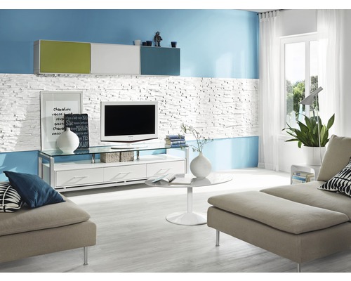 Salon avec télévision, canapé et meubles blancs au design moderne