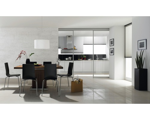 Salle à manger moderne avec table en bois, chaises noires et cuisine ouverte