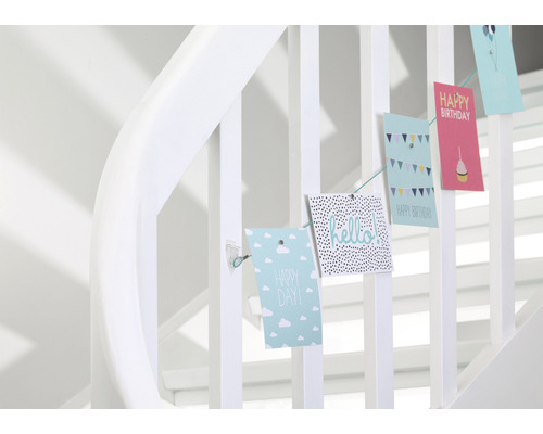 Dekorative Grusskarten hängen an einem Treppengeländer und sind mit Botschaften verziert.