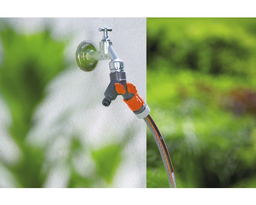 Tuyau d''arrosage raccordé à un robinet extérieur