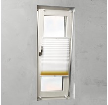 Geöffnetes Fenster mit Plissee Rollo