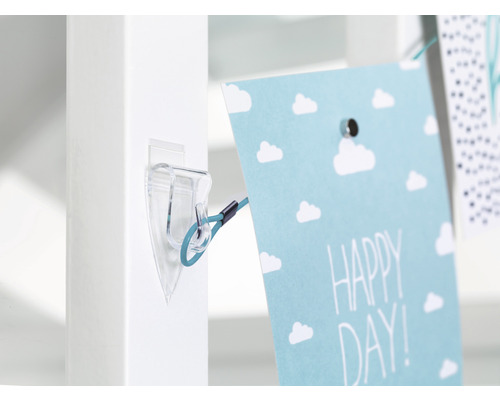 Klebehaken mit Karte befestigt an einer Wand.