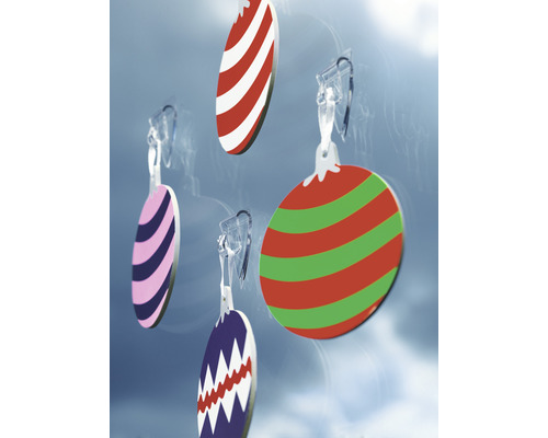 Dekorative Anhänger mit verschiedenen Mustern an Fenstern befestigt