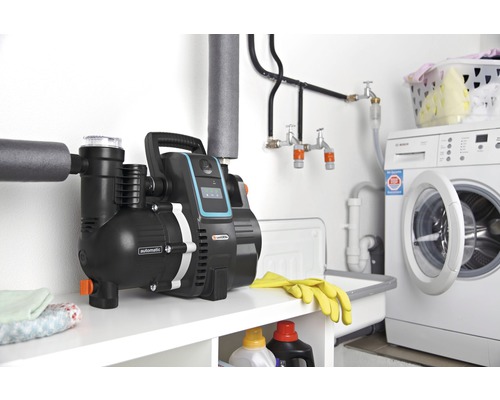 Gardena Hauswasserautomat im Waschraum neben Waschmaschine und Waschbecken