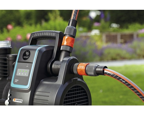 Gardena Hauswasserautomat mit angeschlossenem Gartenschlauch im Aussenbereich