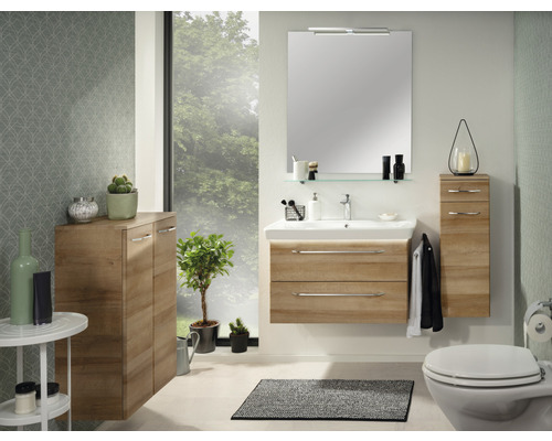 Helles Badezimmer mit Waschtisch, Spiegel, Unterschrank, Hängeschrank und Toilette für ein freundliches Ambiente