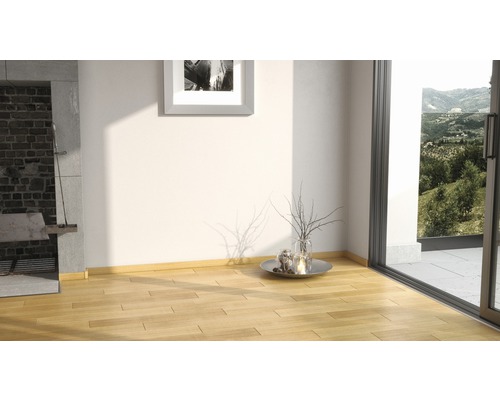 Innenraum mit Holzboden, Kamin und Ausblick ins Grüne