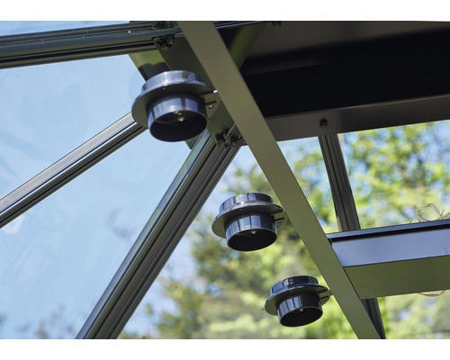 Gros plan de la structure intérieure d''une serre avec système de ventilation