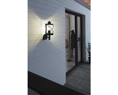 Beleuchtete Aussenwandleuchte im Laternenstil an einer Hauswand