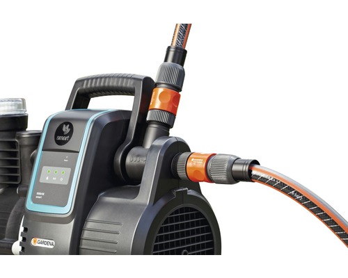 Gardena Hauswasserwerk mit angeschlossenem Wasserschlauch