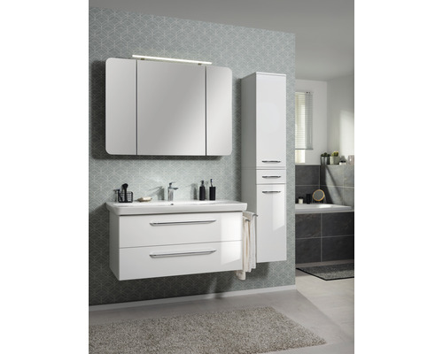 Salle de bains avec meuble sous-lavabo, armoire de toilette et armoire haute