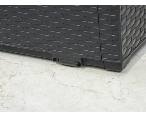 Detailaufnahme einer Gartenbox mit Rollen