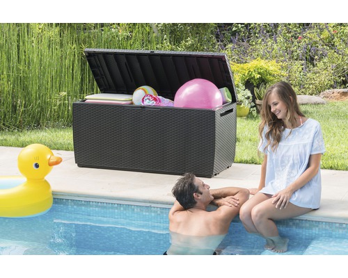 Geöffnete Aufbewahrungsbox neben einem Pool mit zwei Personen und einem aufblasbaren Entenspielzeug