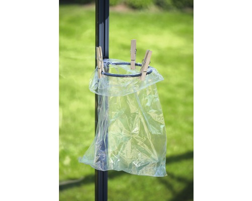 Müllbeutel an einem Ständer mit Wäscheklammern befestigt