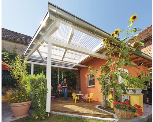 Terrasse mit Überdachung, Holzdeck, Kinderschaukel, Tisch und Pflanzen