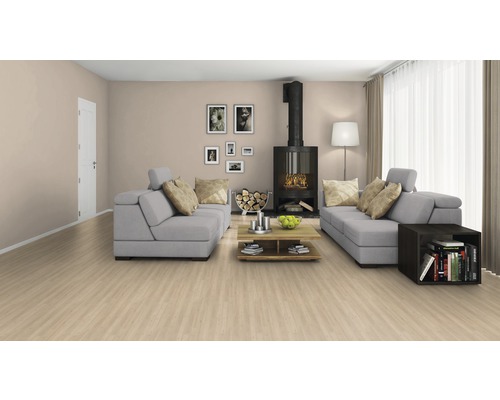 Heller Wohnraum mit Laminatboden, Sofas, Kamin und Dekoartikeln für eine gemütliche Atmosphäre