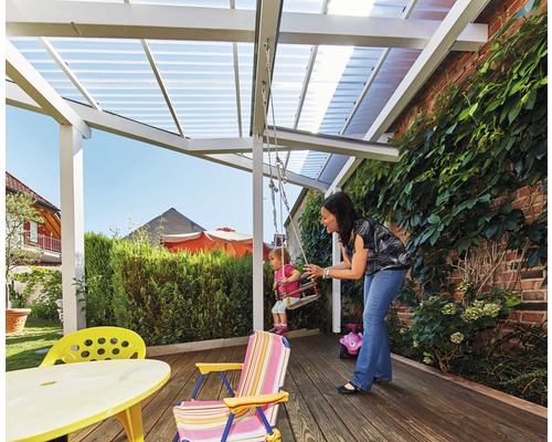 Überdachte Terrasse mit Mutter und Kind auf einer Schaukel