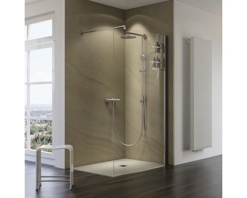 Douche à l''italienne avec robinetterie de douche, caniveau de douche et radiateur dans une salle de bain.