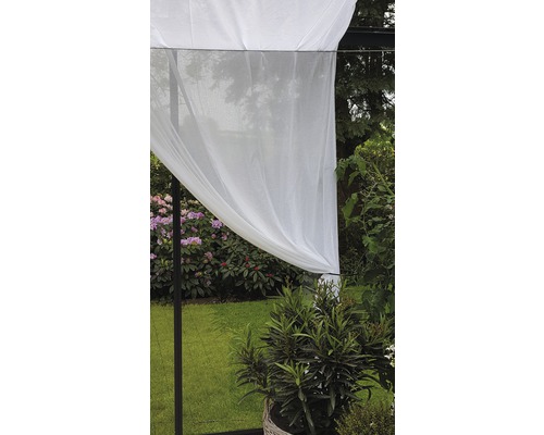 Szene mit Pavillon und Dekoration im Garten