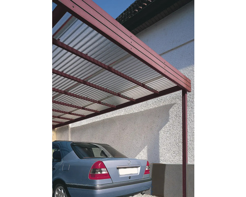 Carport avec cadre en acier et toit transparent, avec une voiture en dessous.