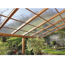 Toiture avec structure en bois et panneaux translucides dans le jardin