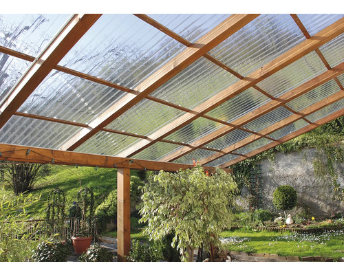 Toiture avec structure en bois et panneaux translucides dans le jardin