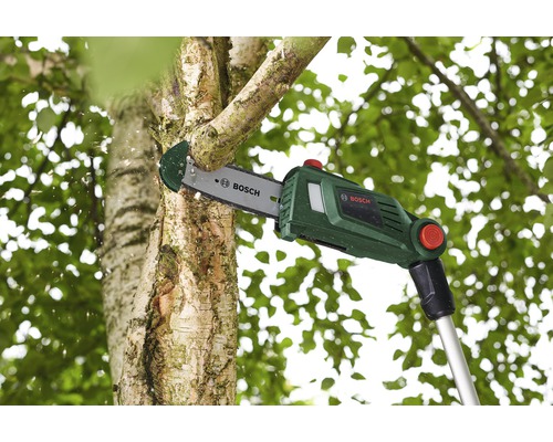 Élagueuse coupant une branche avec le logo Bosch