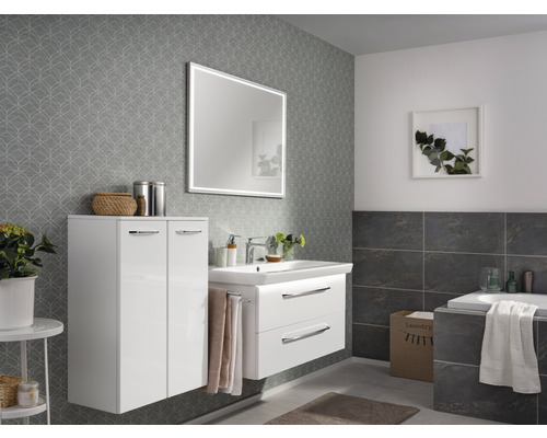 Modernes Badezimmer mit Waschbecken, Unterschrank, Spiegelschrank und Dekorationen.