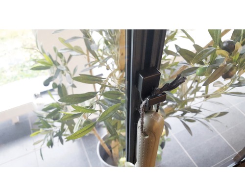 Fenster mit Fenstergriff und Dekorationsgegenstand