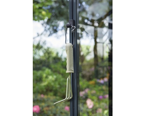 Gartengerät an Gewächshauswand hängend