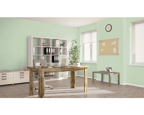 Helles Arbeitszimmer mit Holzschreibtisch, Regal und Büromöbeln.