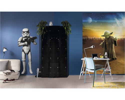 Chambre décorée avec figurine Stormtrooper, casier, bureau et fresque murale Yoda