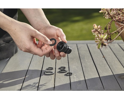 Installation d''un raccord de tuyau avec des joints d''étanchéité sur une table de jardin