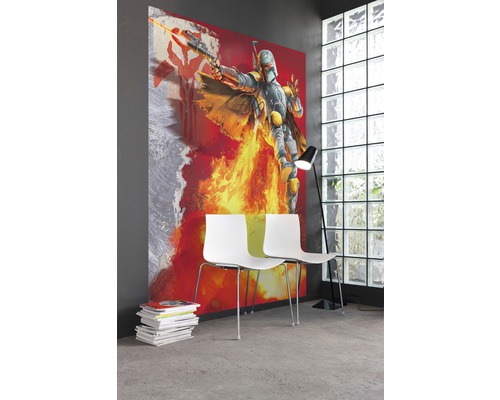 Aménagement de pièce avec papier peint à motif, deux chaises blanches et un lampadaire