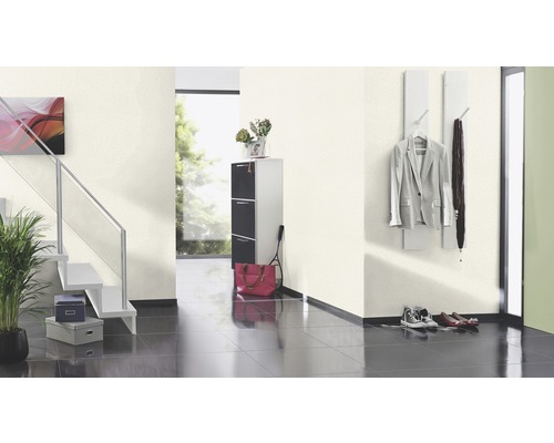 Flur mit Treppe, Schuhschrank, Garderobe und Accessoires in einem modernen Design.