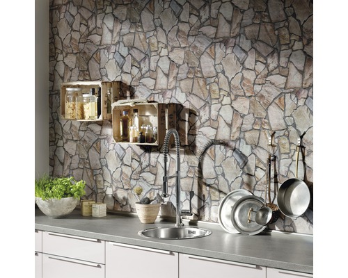 Küchenszene mit Steinwandtapete, Spüle und Regalen