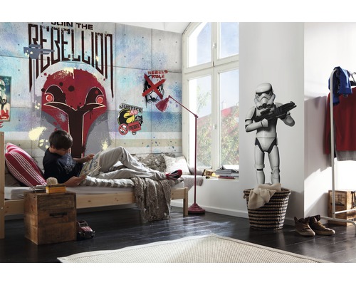 Chambre d''enfant lumineuse avec papier peint mural style graffiti, lit et figurine Stormtrooper