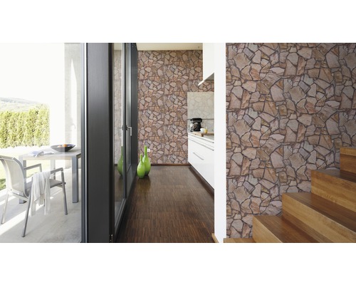 Raumansicht mit Steintapete, Holzboden und Terrassenzugang