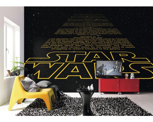 Salon avec papier peint à motif Star Wars, fauteuil jaune et armoire rouge