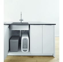 Wasserfilteranlage mit Wasserhahn und Abwasserbehälter unter einer Spüle in einem Küchenschrank.