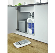 Wasserfiltersystem eingebaut in einem Küchenschrank mit Mülleimer