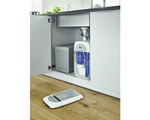 Wasserfiltersystem eingebaut in einem Küchenschrank mit Mülleimer