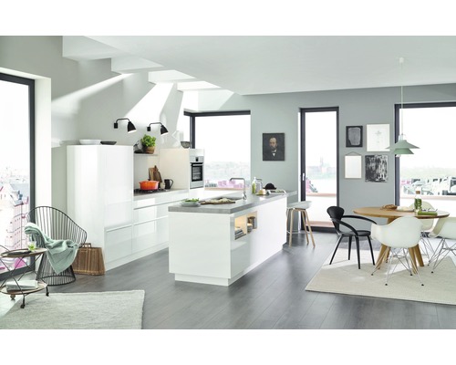 Cuisine lumineuse avec îlot de cuisine, table à manger et chaises dans un design moderne.