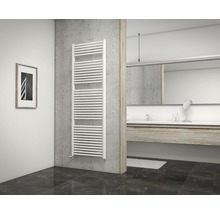 Badezimmer mit Handtuchwärmer an der Wand
