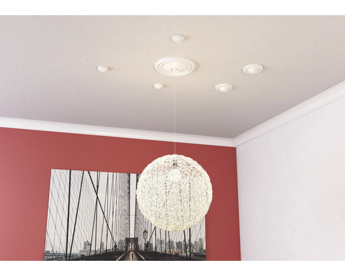 Rosace de plafond avec moulures et suspension dans la pièce