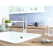 Küchenszene mit Spültisch, Armatur und Holzarbeitsplatte