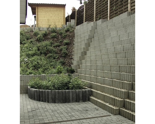 Mur de jardin étagé en pierres de béton avec plantation